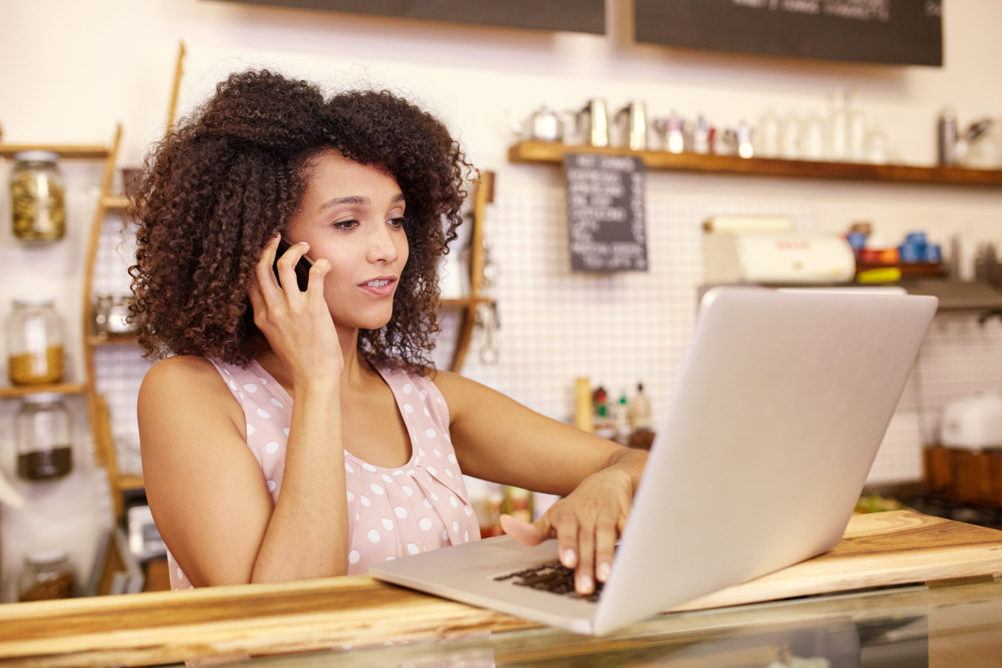 She woman. Бизнес Вумен картинки. Владельца бизнеса женщина. Small Business women. Слушает и печатает.